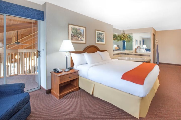 1 King Bed (9 of 10)