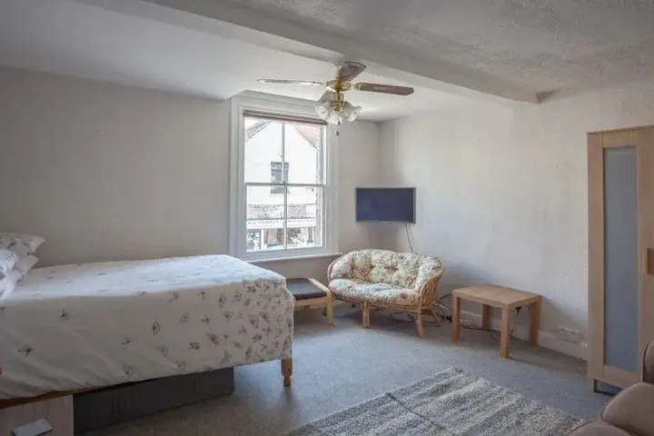Room 4 of 16