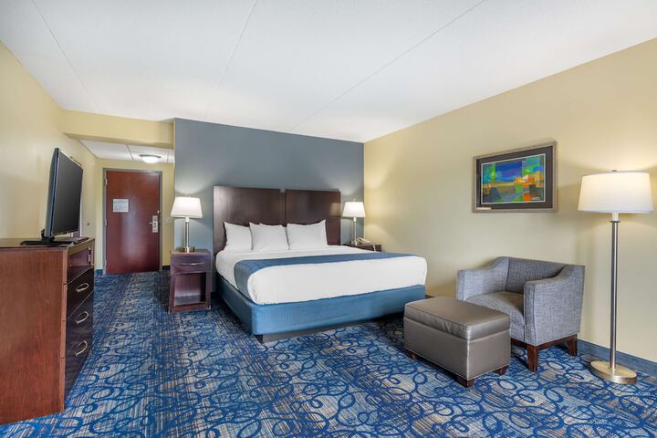 1 King Bed - Wireless High Speed Internet Accessible Microwave and Refrigerator Pillowtop (5 of 26)