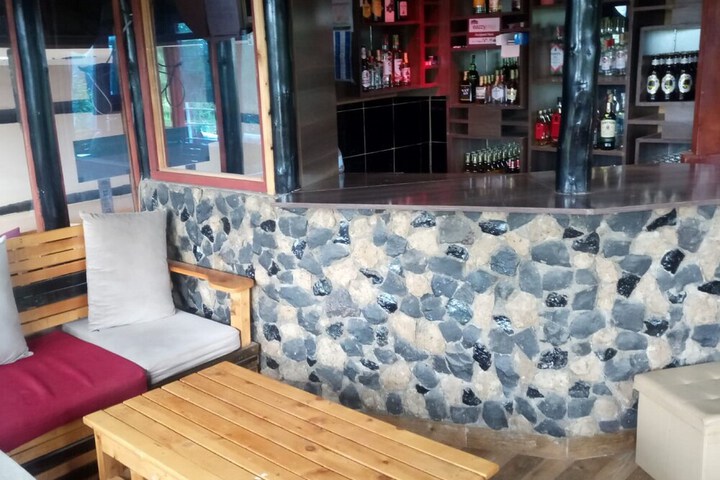 Lounge 8 of 14