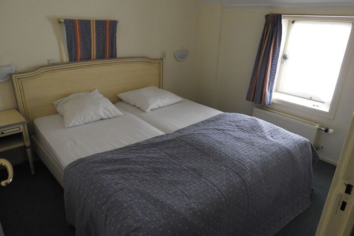 Room 4 of 63