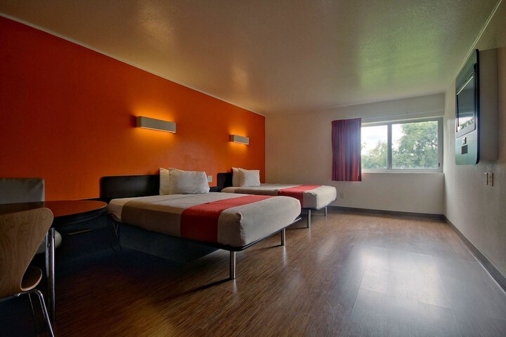 1 King Bed (5 of 18)