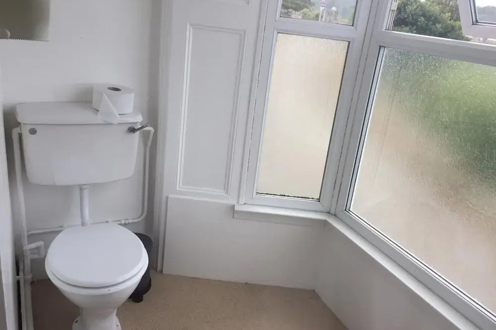 Room 7 of 12