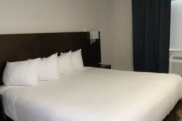 1 King Bed (4 of 20)