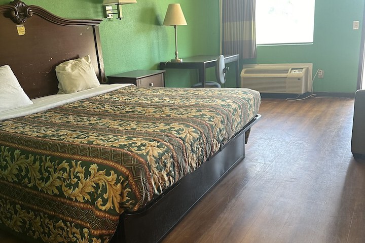 Room 9 of 13