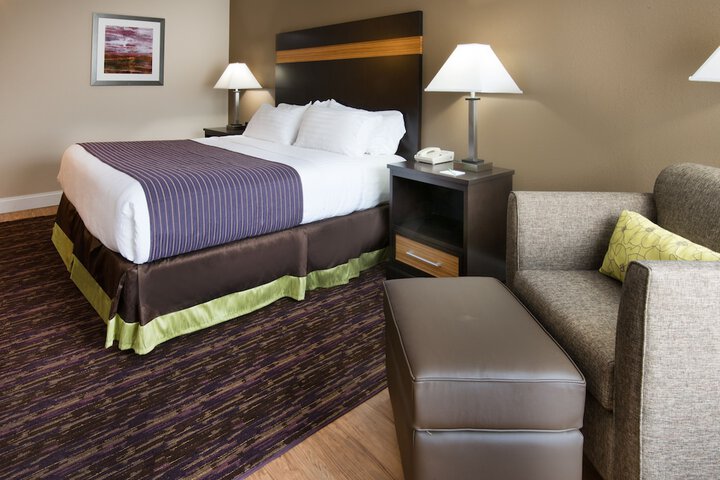 1 King Bed (13 of 16)