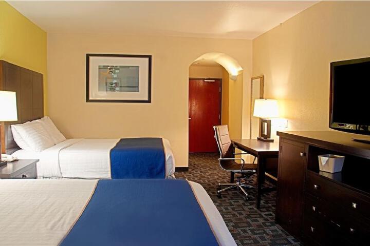 2 Queen Beds (4 of 8)