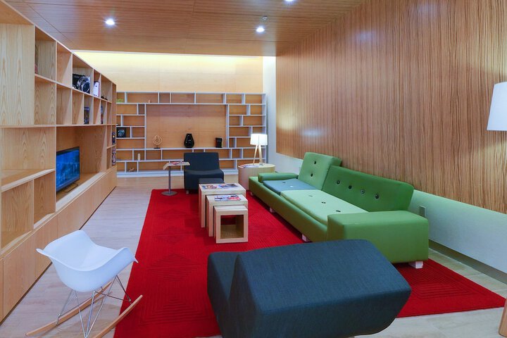 Lounge 33 of 52