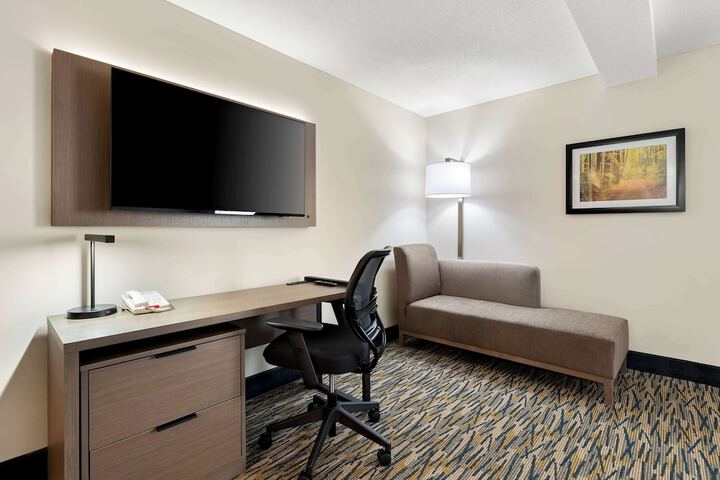 1 King Accessible Bathtub First Floor Microwave, Refrigerator WiFi Continental Breakfast (21 of 23)
