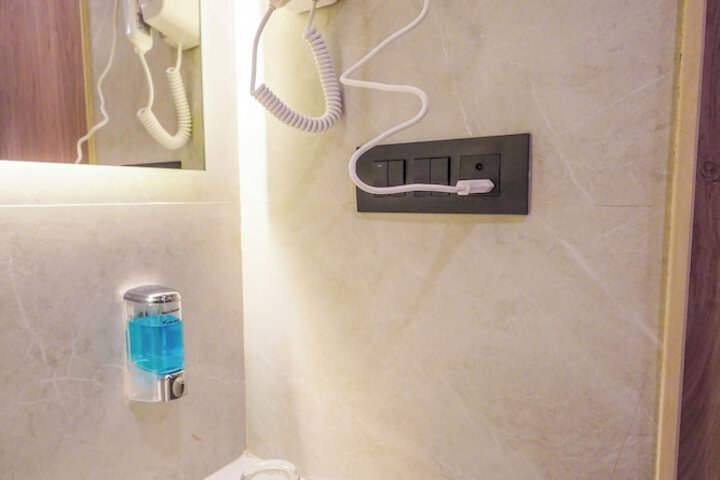 Room 32 of 51