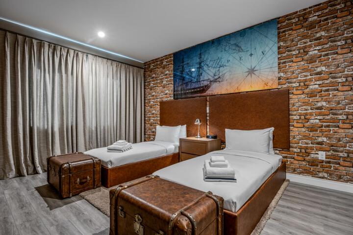 Room 32 of 44