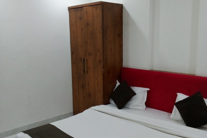 Room 5 of 12