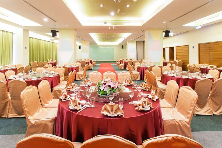 Ballroom/Hall 34 of 50
