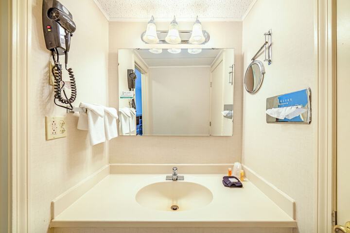 1 Queen Bed (5 of 7)
