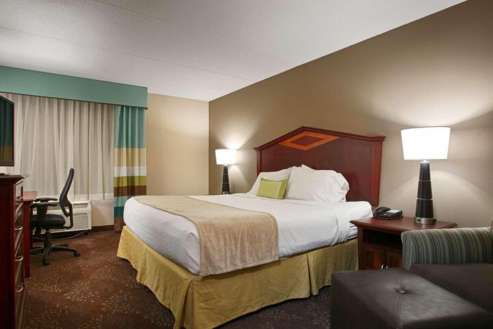 1 King Accessible Comm Assist Bathtub Microwave, Refrigerator WiFi Full Breakfast (1 of 8)
