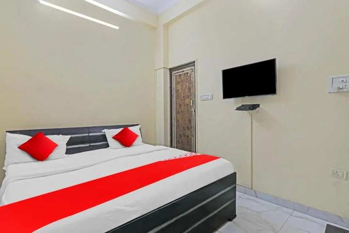 Room 4 of 12