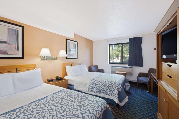 2 Double Beds (14 of 14)