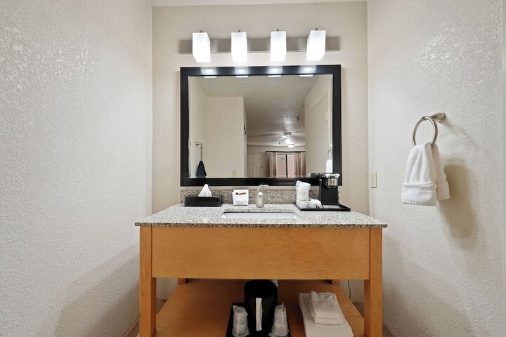 1 King Bed Business Desk Microwave and Refrigerator High Speed Internet Accessible Safe (15 of 20)