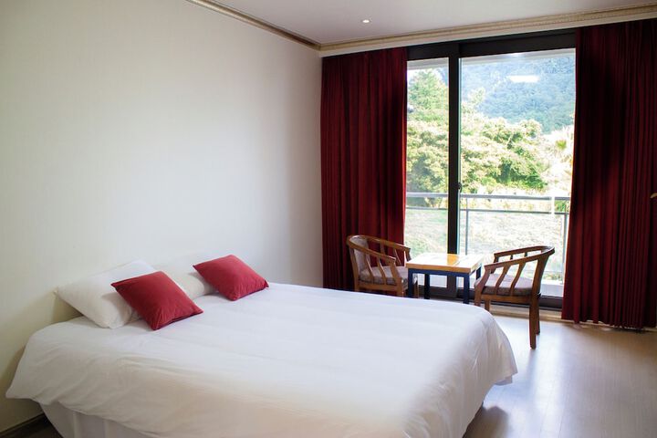 Room 9 of 38