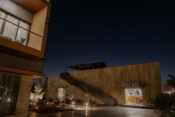 Hotel Exterior 21 of 24