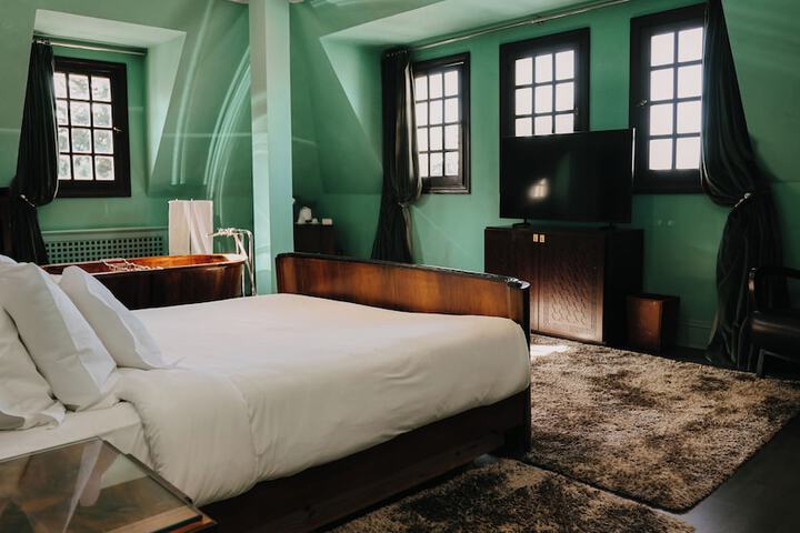 Room 9 of 47