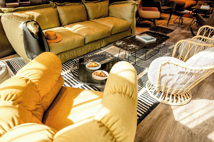 Lounge 21 of 44