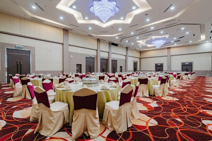 Ballroom/Hall 128 of 148