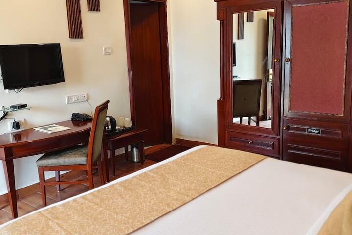 Room 4 of 9