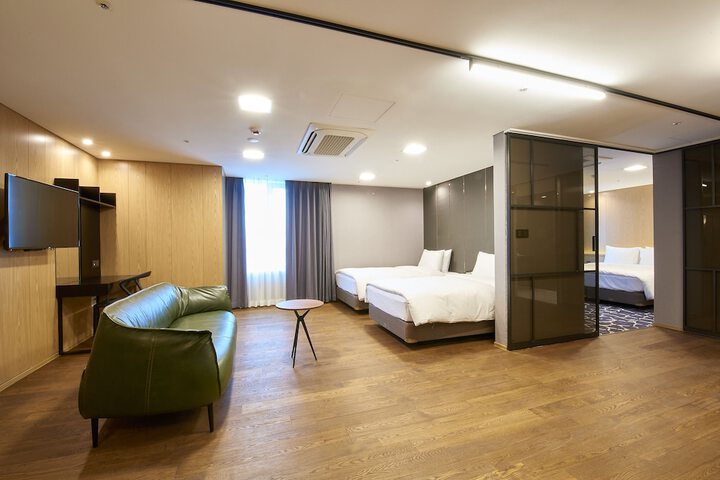 Room 27 of 48