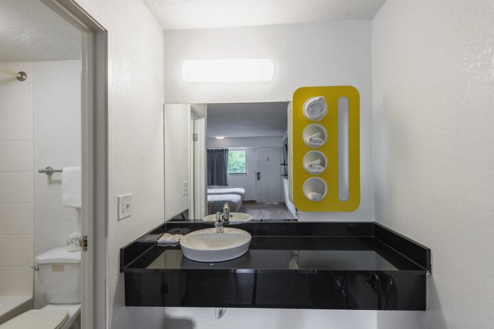 1 King Bed (4 of 9)