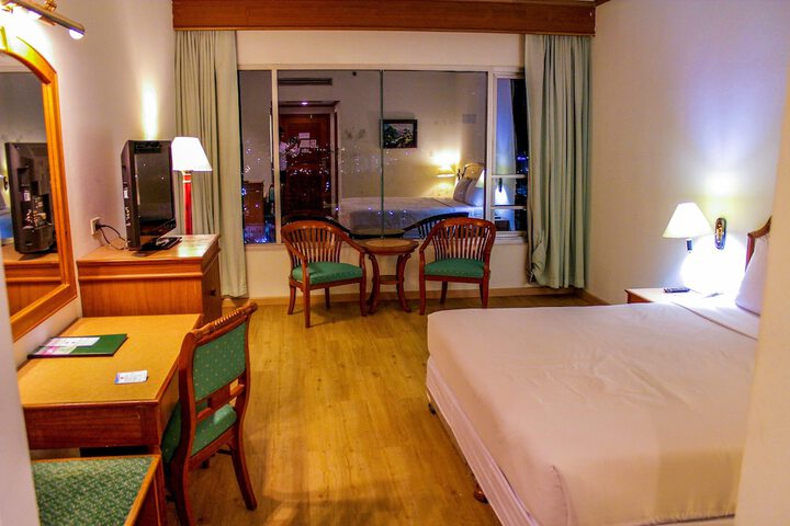 Room 7 of 33