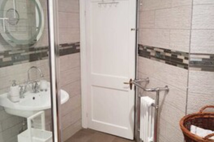 Room 5 of 18