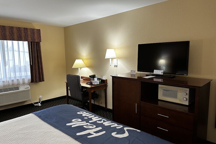 1 King Bed Business Room (6 of 6)
