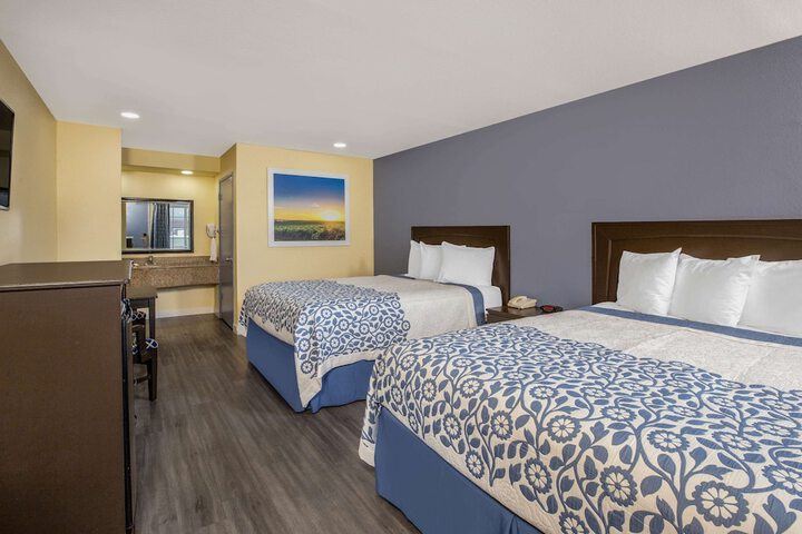 2 Queen Beds (2 of 5)