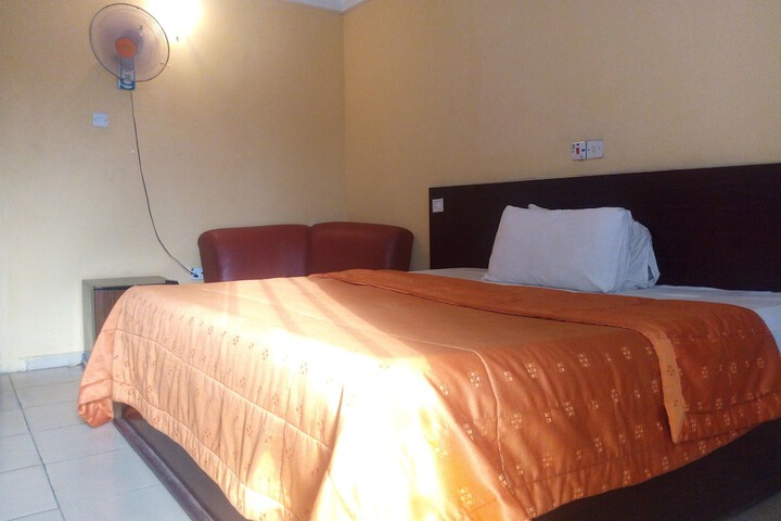 Room 6 of 11