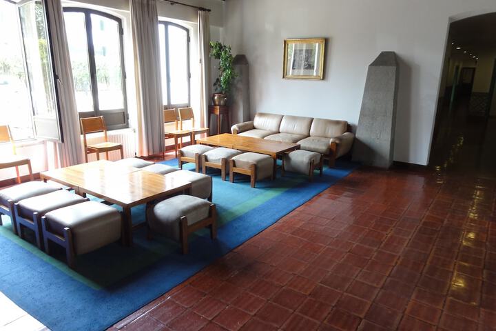 Lounge 44 of 64