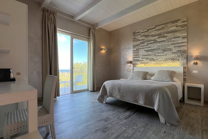 Room 42 of 183