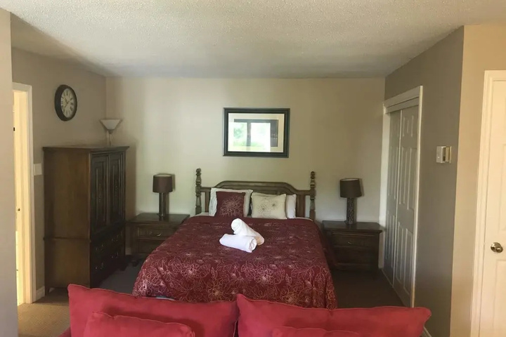 Room 4 of 16