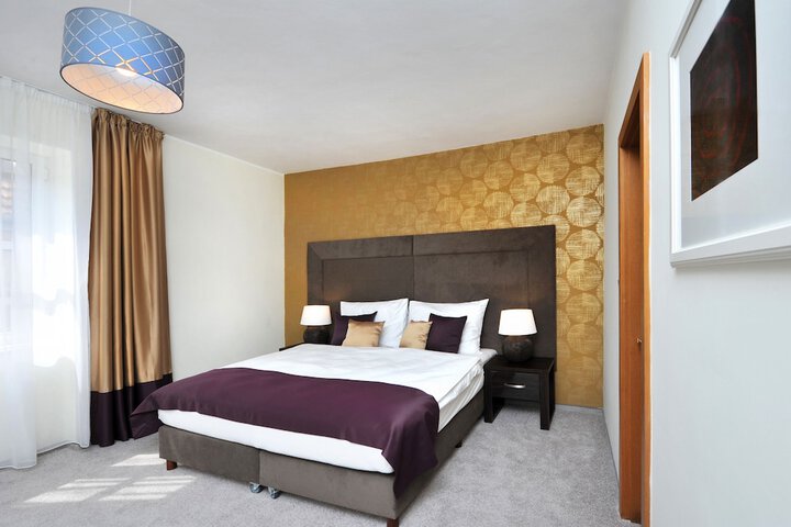 Room 9 of 38