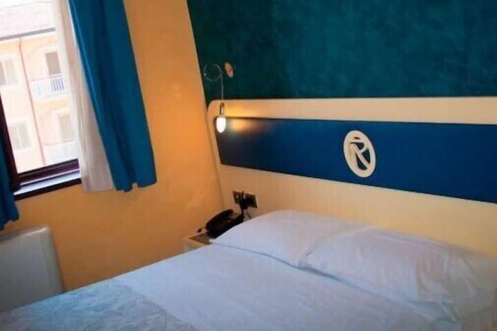 Room 17 of 44
