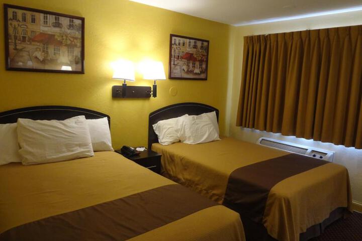 2 Double Beds (3 of 6)