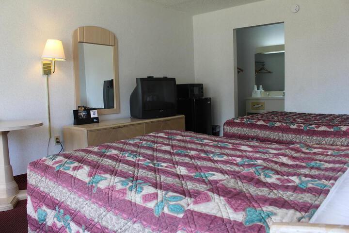 2 Queen Beds (2 of 9)
