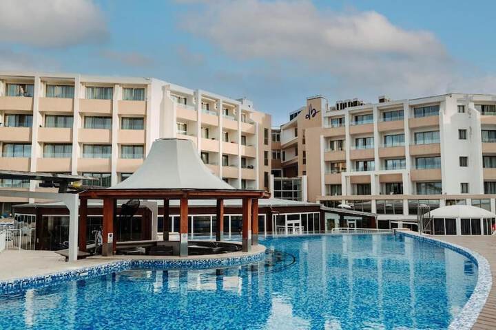 Swim-up bar