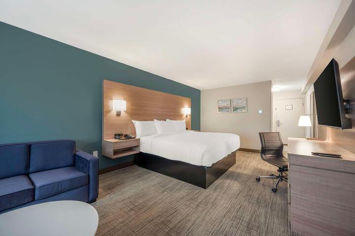 1 King Bed Larger Room Sitting Area Microwave, Refrigerator WiFi Walk in Shower Full Breakfast (15 of 17)