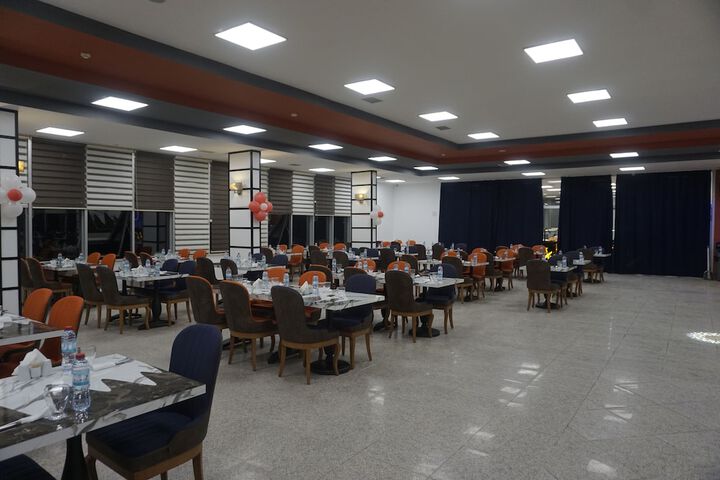 Dining 16 of 25