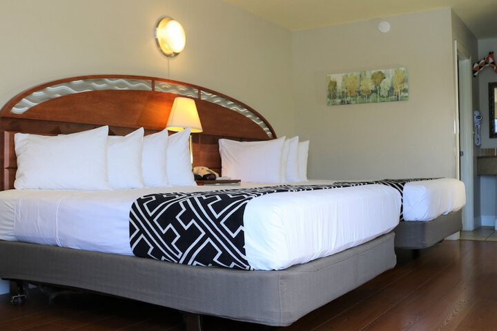 Deluxe 2 Queen Beds (3 of 5)