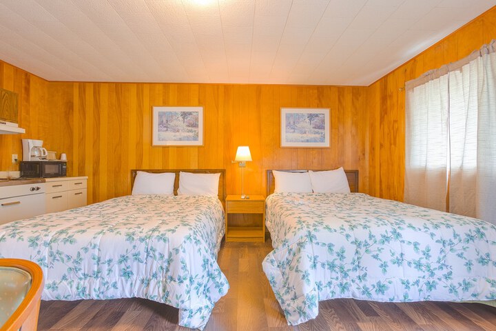 Family 2 Queen Beds Kitchenette (12 of 18)