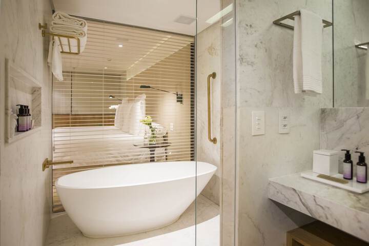 Deep soaking bathtub