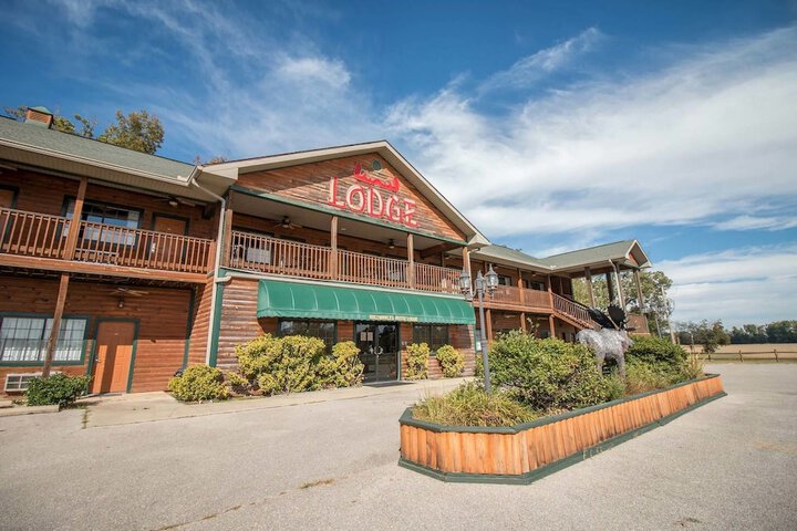 Bullwinkles Rustic Lodge in Poplar Bluff, MO