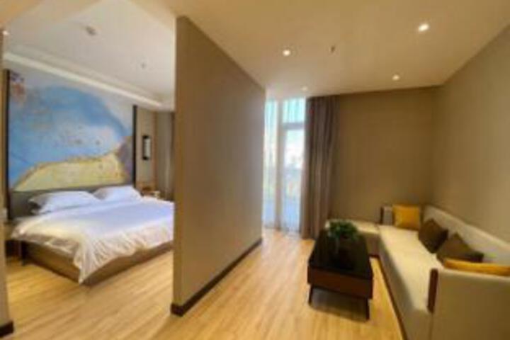 Room 8 of 9